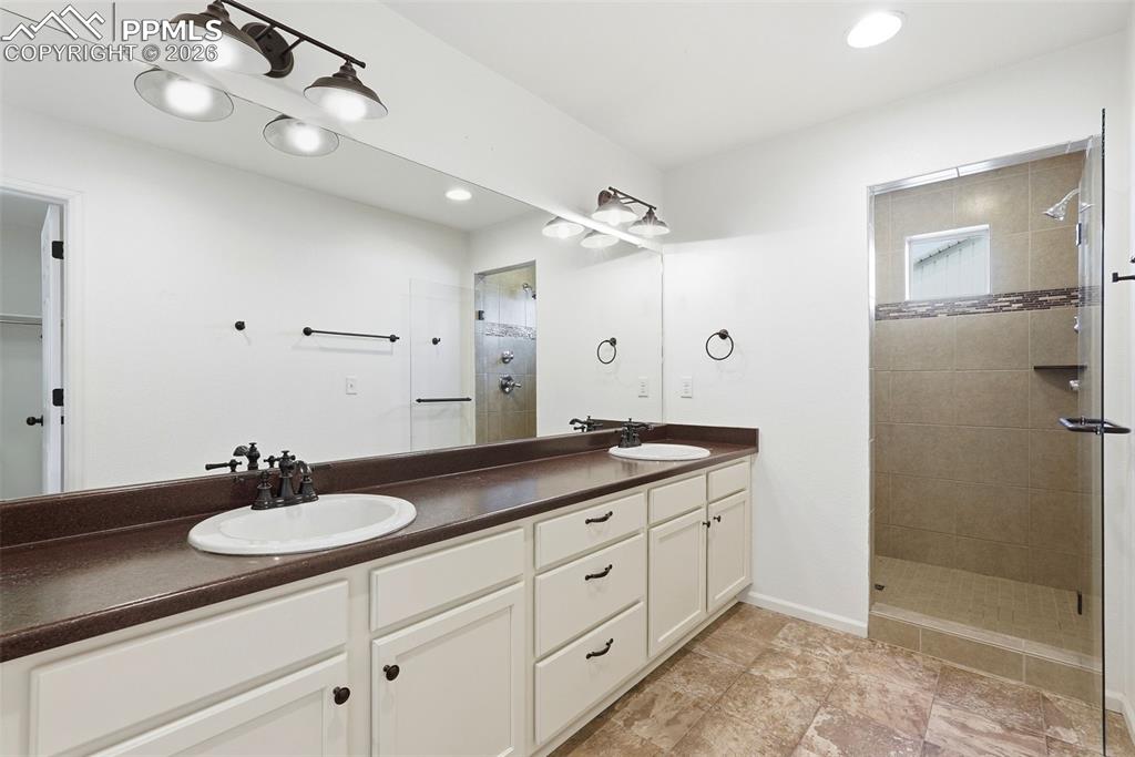 Image 28 of 43: Bathroom