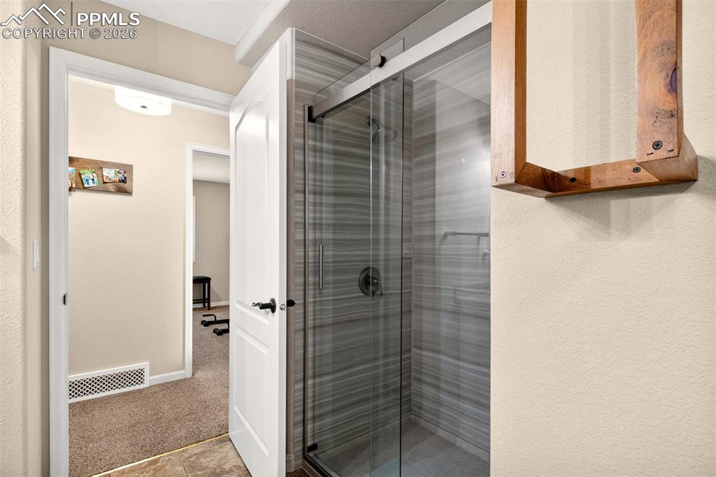 Image 23 of 42: Bathroom