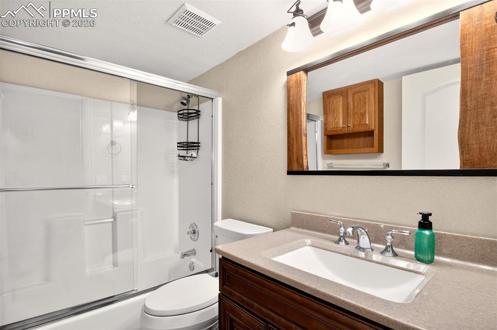 Image 30 of 42: Bathroom