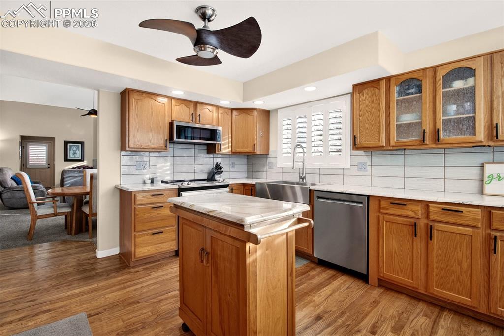 Image 7 of 42: Kitchen