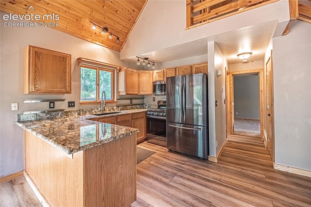 Image 10 of 50: Kitchen