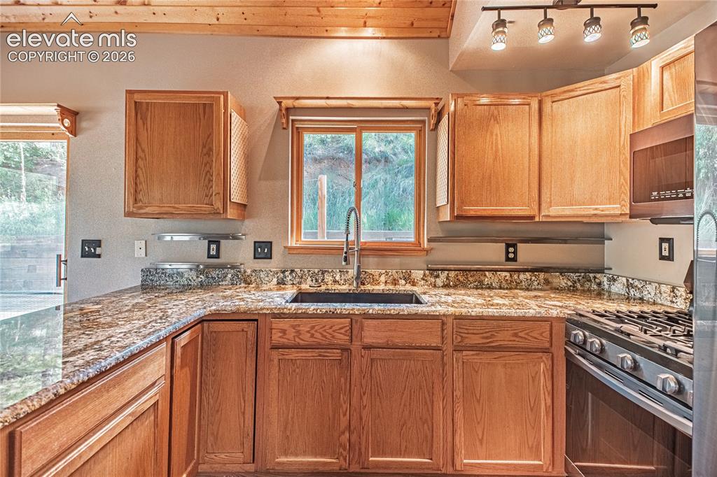 Image 11 of 50: Kitchen