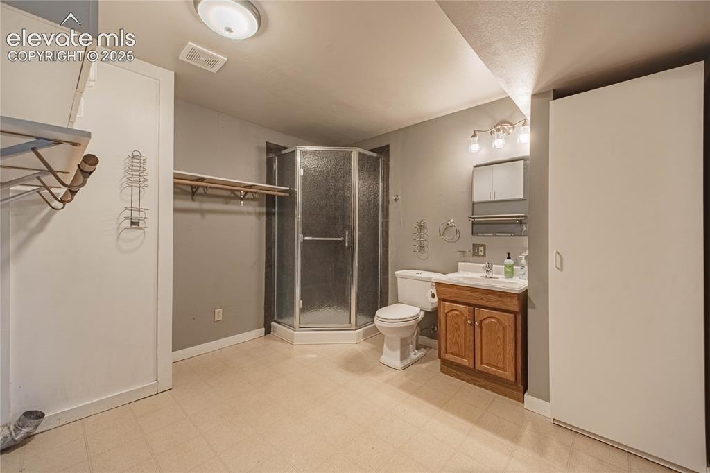 Image 32 of 50: Laundry room/3rd ensuite bathroom