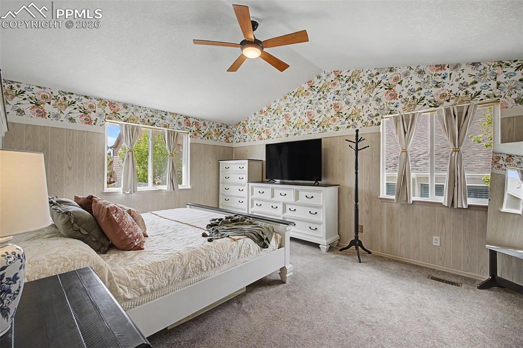Image 19 of 41: Living Room