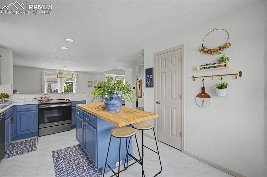 Image 9 of 41: Kitchen