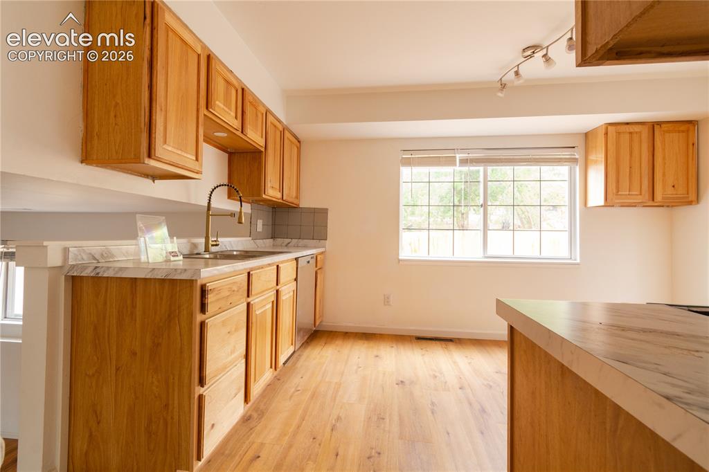 Image 21 of 47: Kitchen