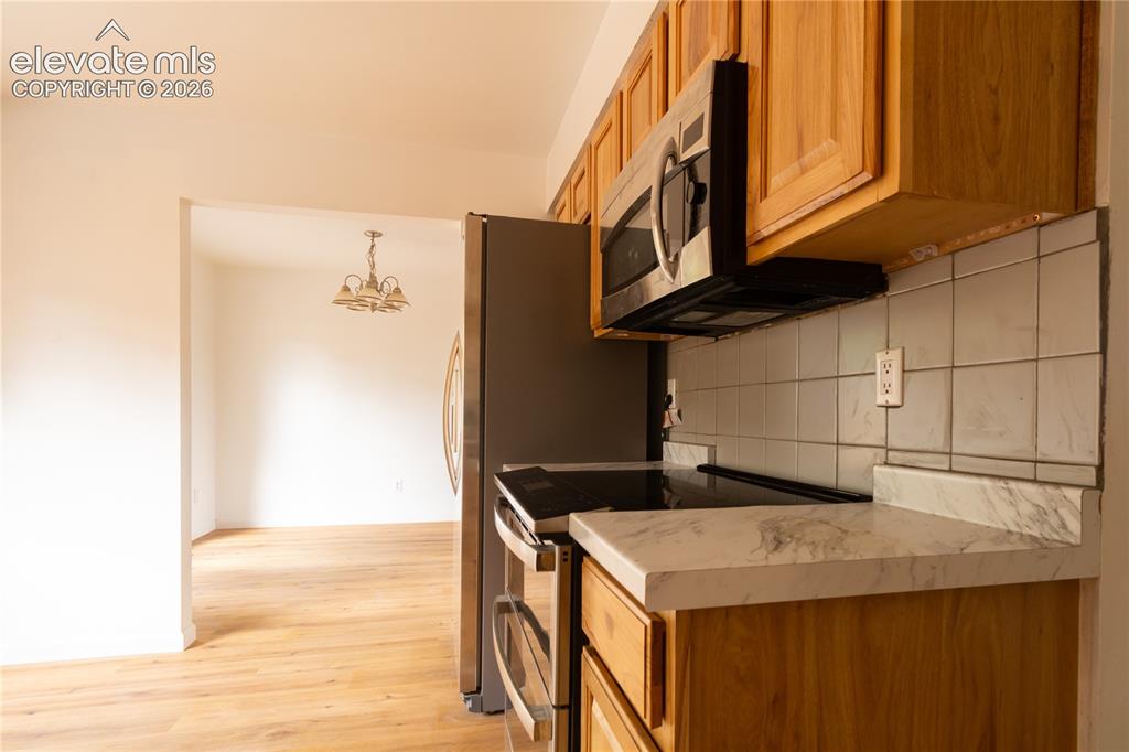 Image 22 of 47: Kitchen