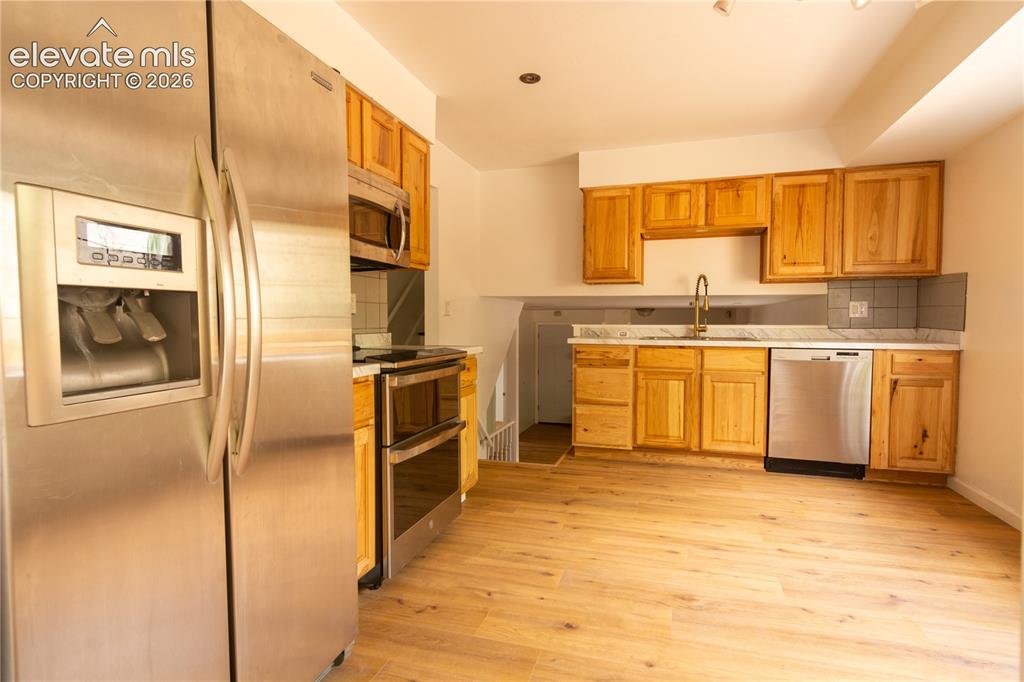 Image 3 of 47: Kitchen