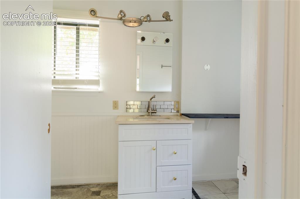 Image 41 of 47: Bathroom