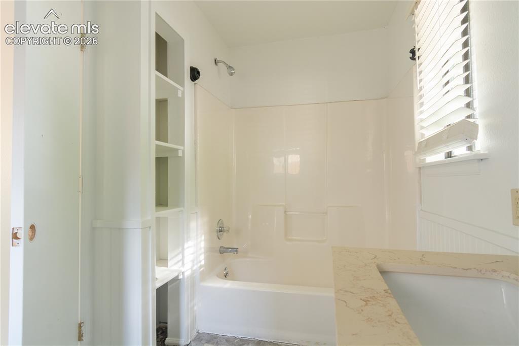 Image 43 of 47: Bathroom