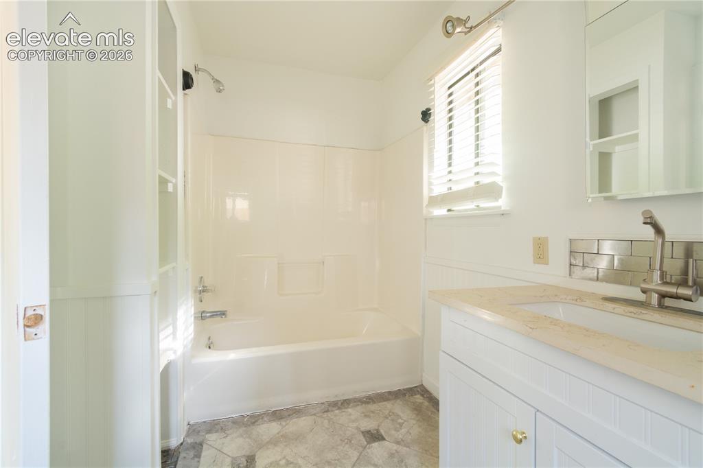 Image 44 of 47: Bathroom