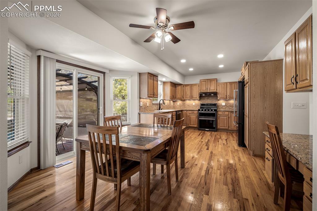 Image 10 of 50: Dining Area