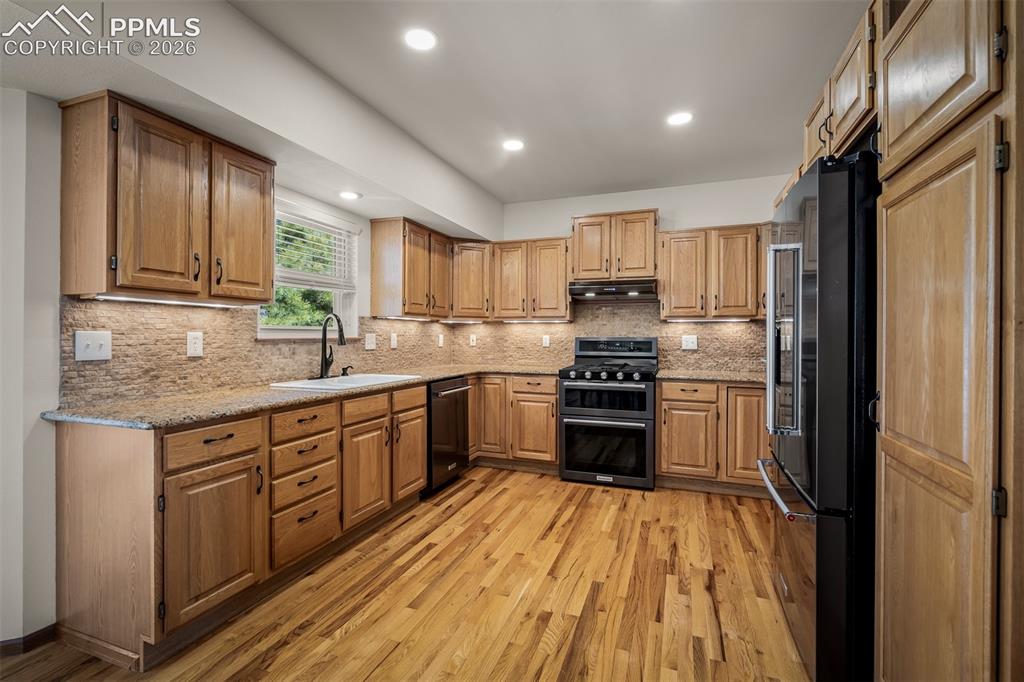Image 13 of 50: Kitchen