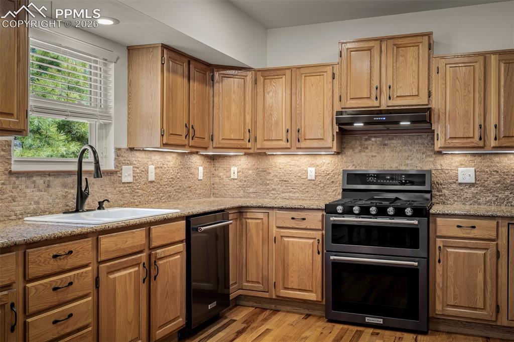 Image 14 of 50: Kitchen