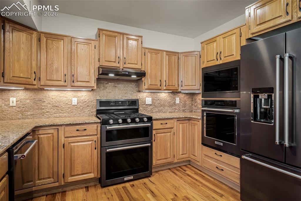 Image 15 of 50: Kitchen