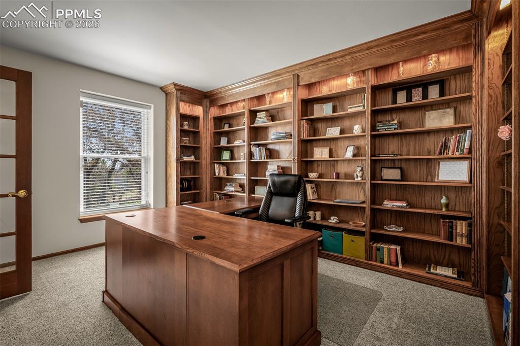 Image 19 of 50: Office