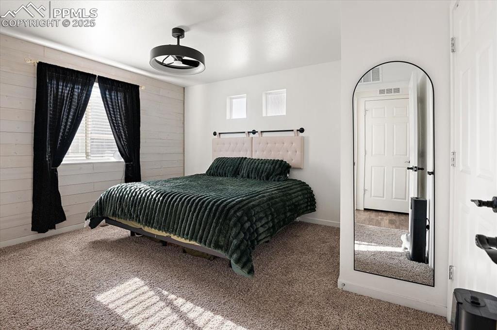 Image 14 of 27: Bedroom