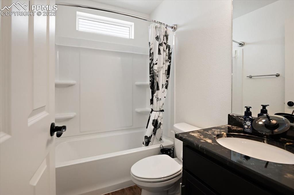 Image 15 of 27: Bathroom