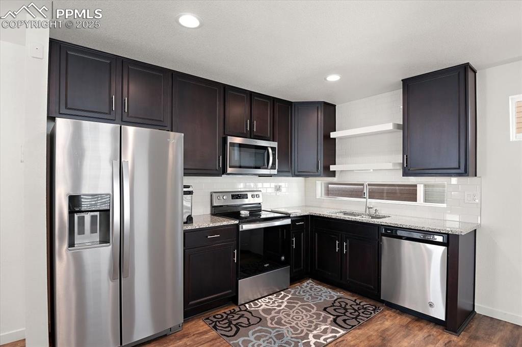 Image 7 of 27: Kitchen