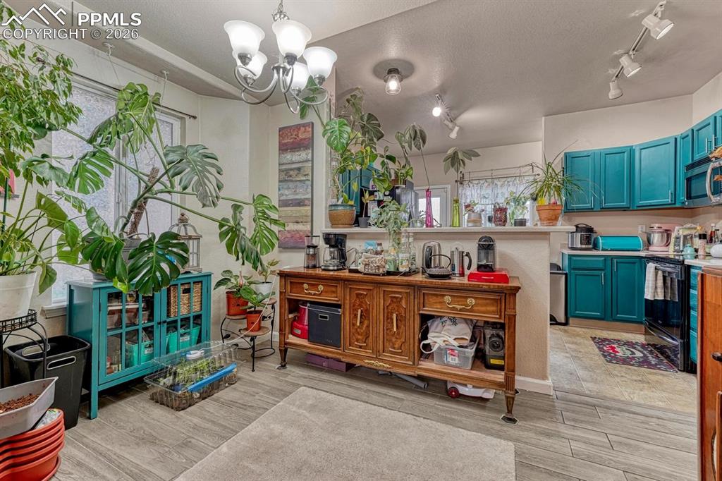 Image 5 of 25: Kitchen