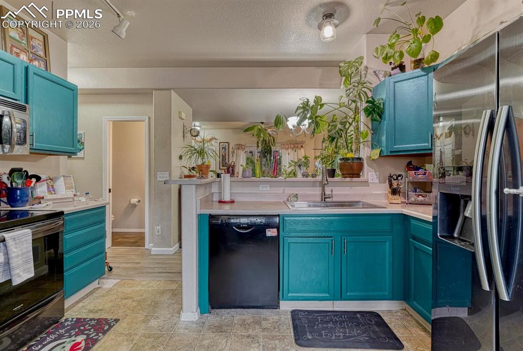 Image 6 of 25: Kitchen