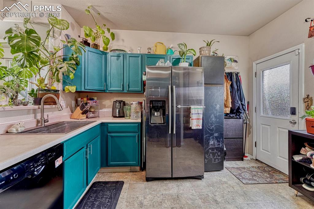 Image 7 of 25: Kitchen