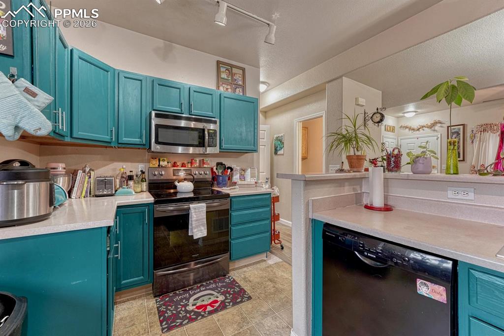 Image 8 of 25: Kitchen