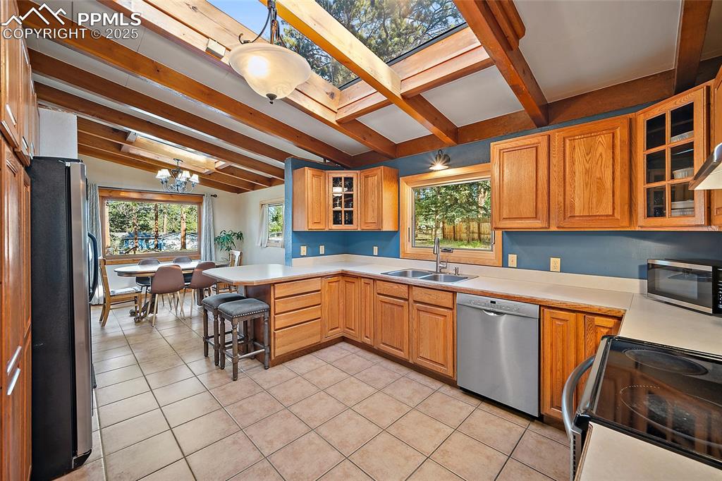 Image 13 of 50: Kitchen