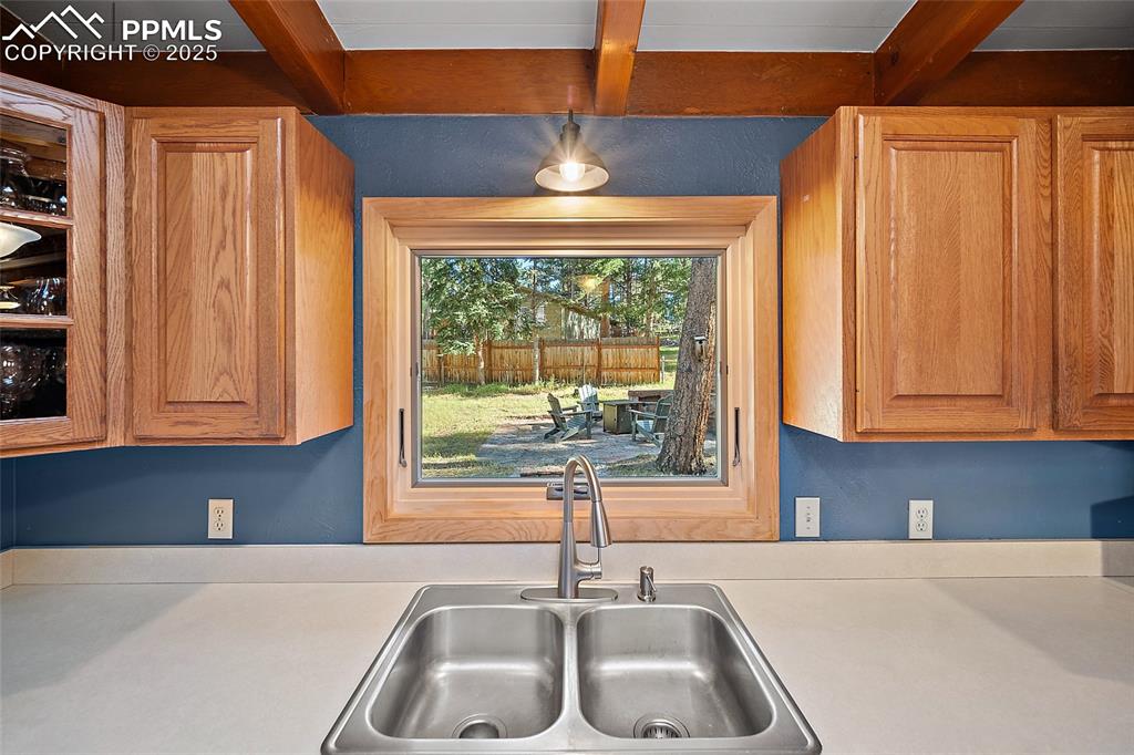 Image 14 of 50: Kitchen