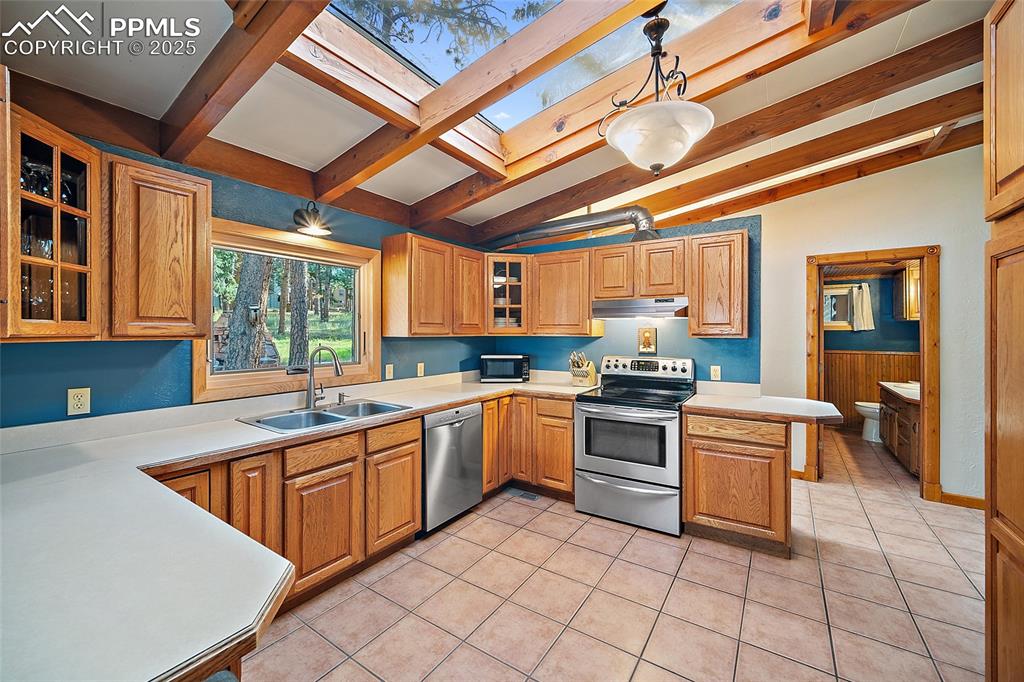 Image 15 of 50: Kitchen