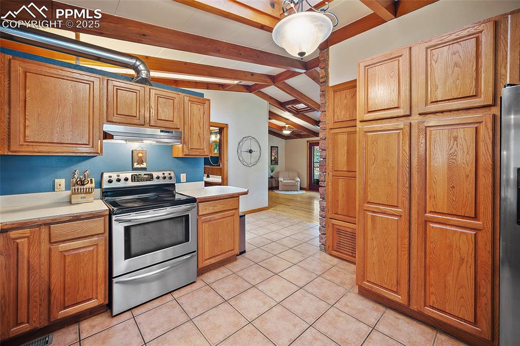 Image 17 of 50: Kitchen