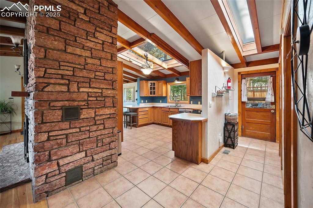 Image 18 of 50: Kitchen