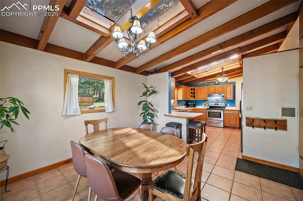 Image 19 of 50: Dining Area