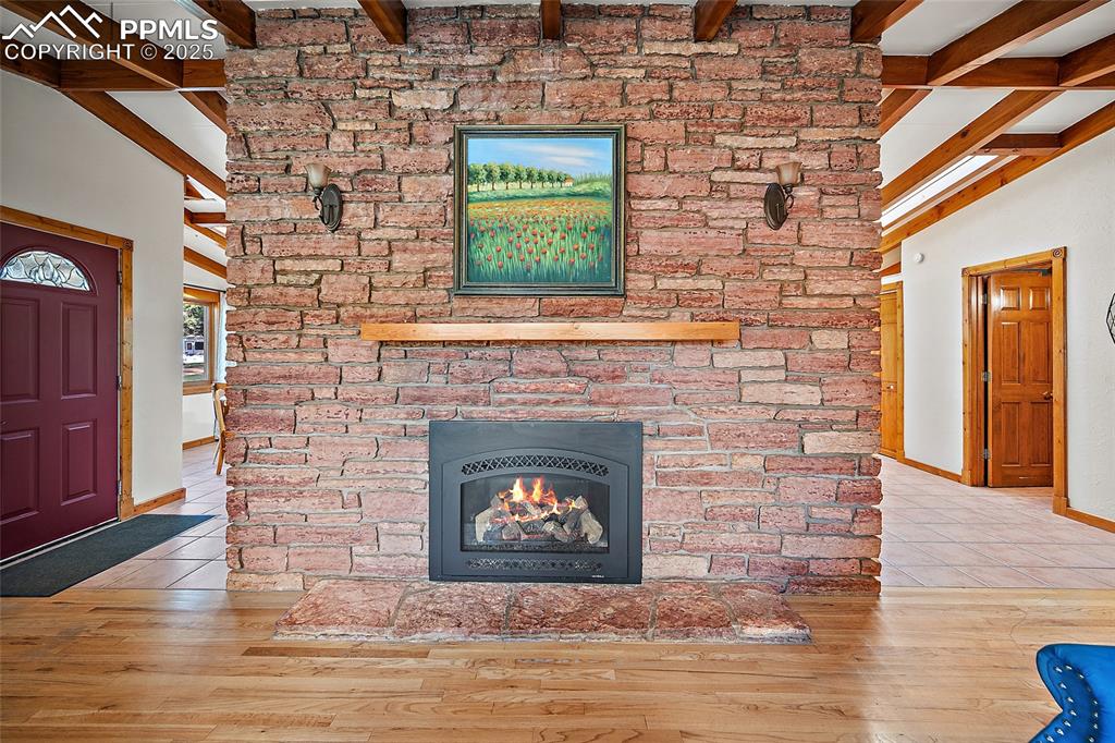 Image 8 of 50: Living Room