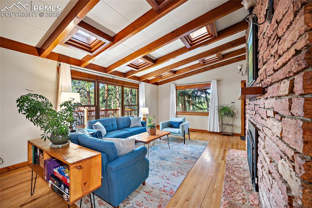 Image 9 of 50: Living Room