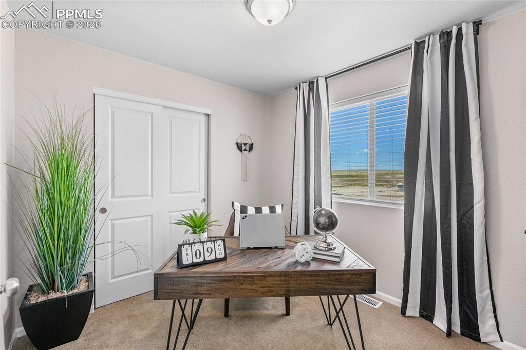Image 17 of 25: Photos of a model home