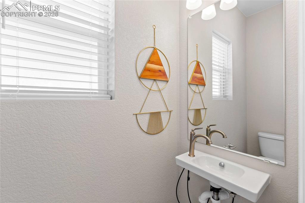 Image 18 of 25: Photos of a model home