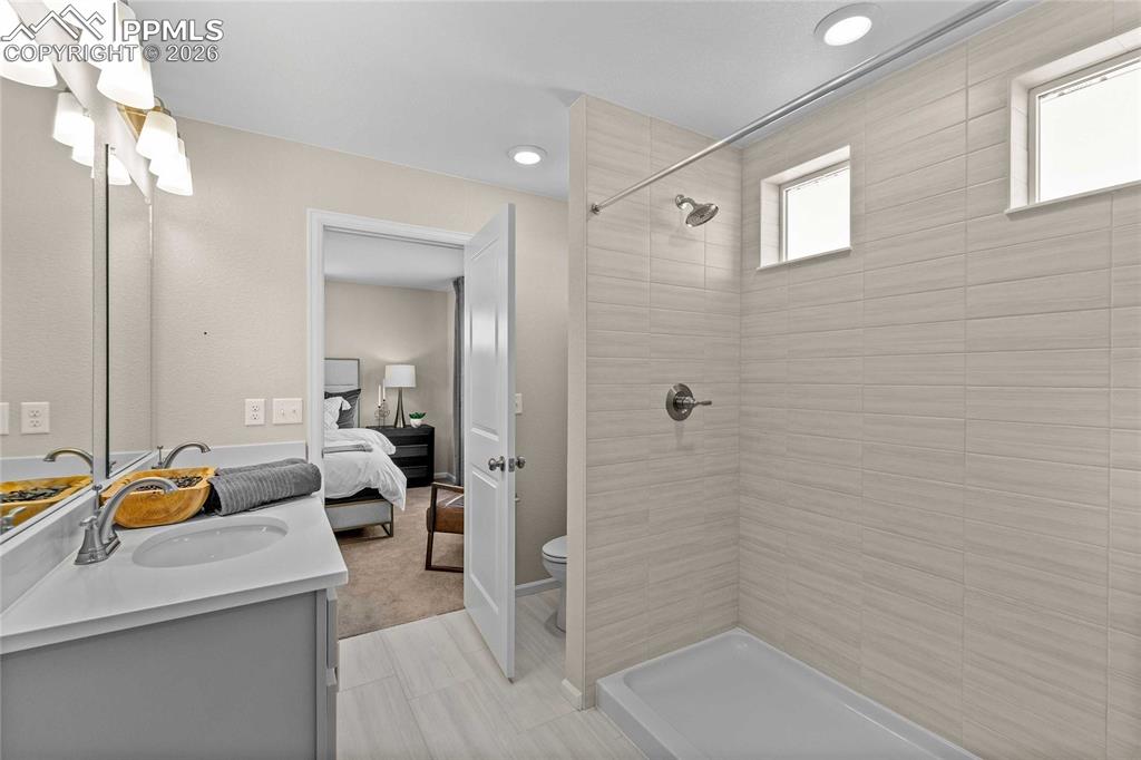 Image 19 of 25: Photos of a model home