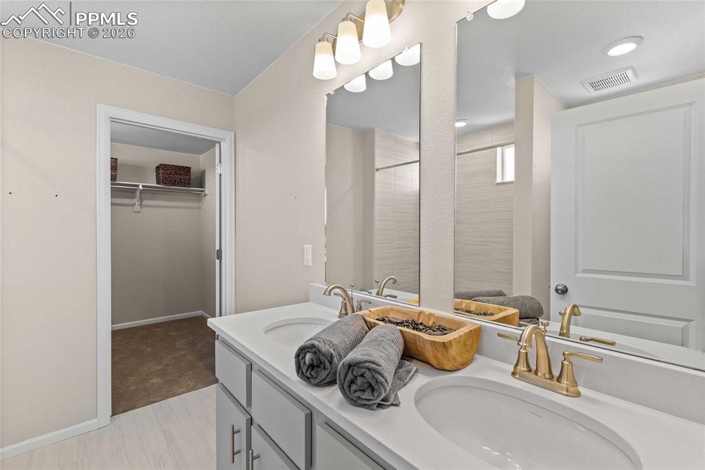 Image 20 of 25: Photos of a model home