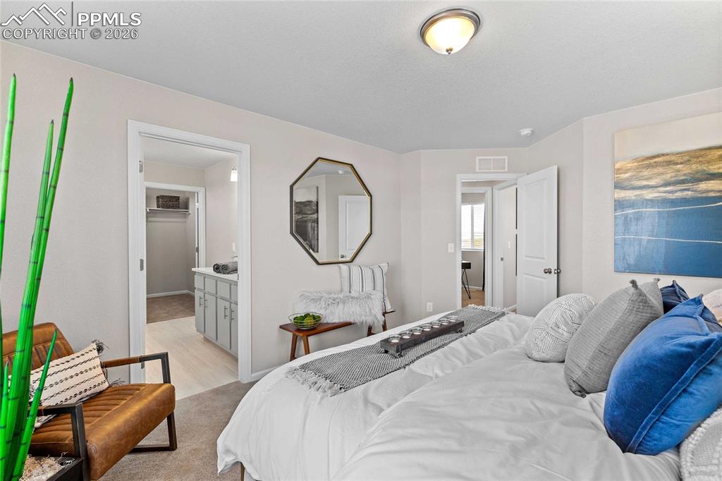 Image 21 of 25: Photos of a model home