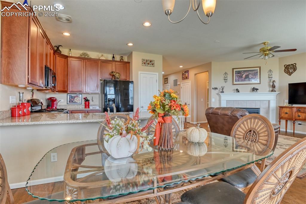 Image 10 of 47: Dining Area