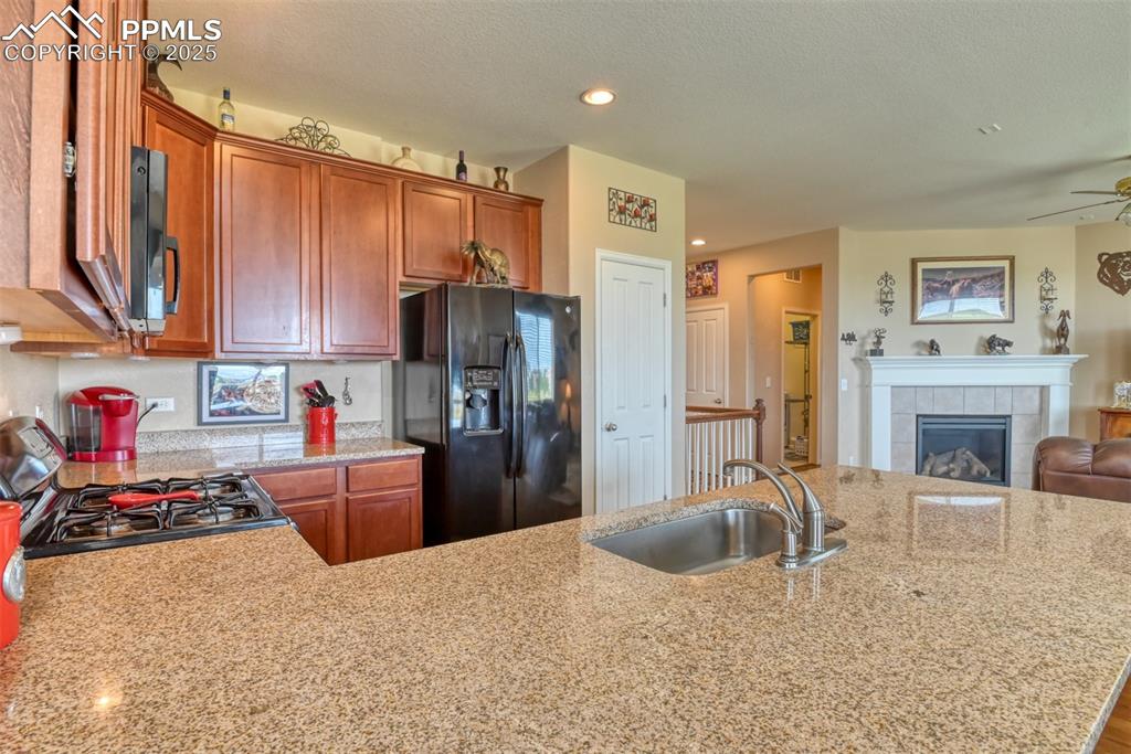 Image 16 of 47: Kitchen