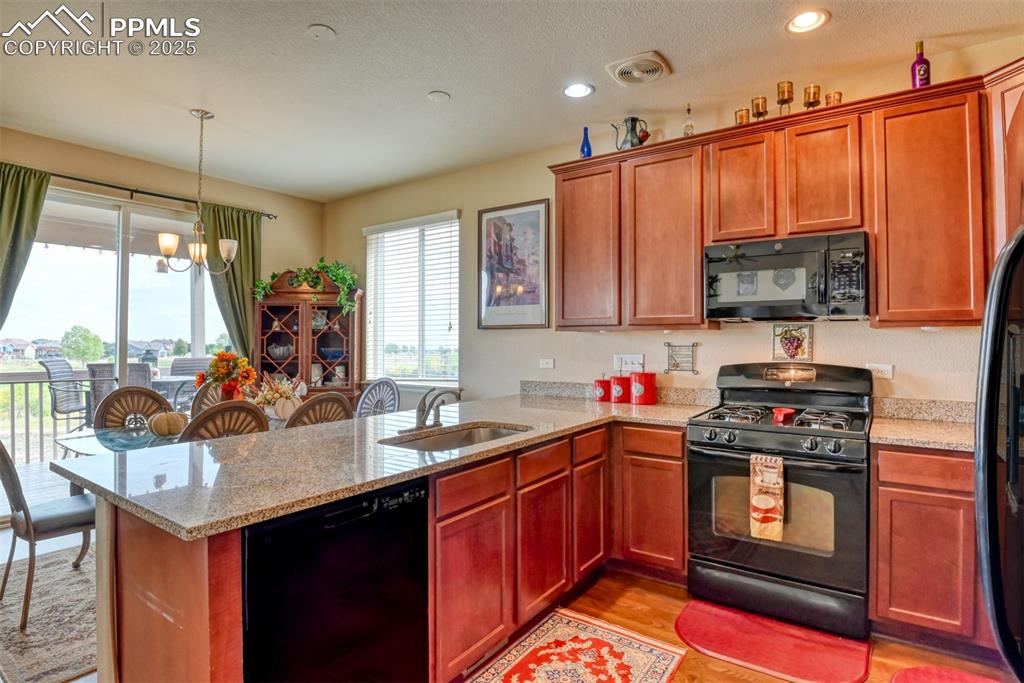 Image 17 of 47: Kitchen