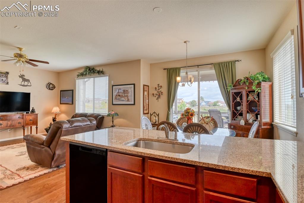 Image 18 of 47: Kitchen