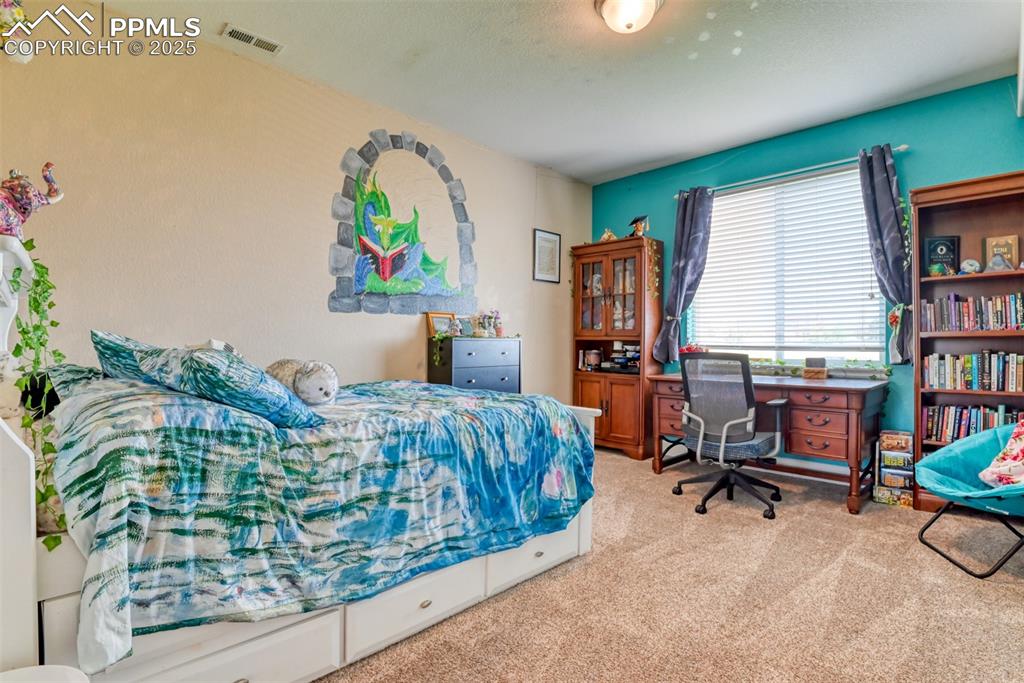 Image 32 of 47: Bedroom