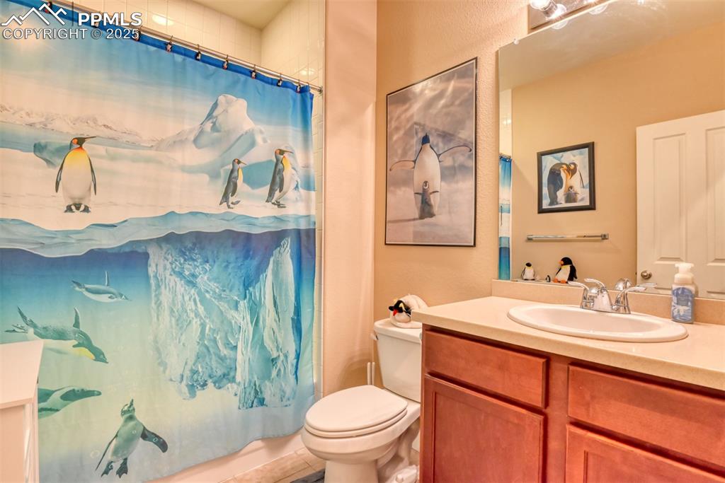 Image 34 of 47: Bathroom