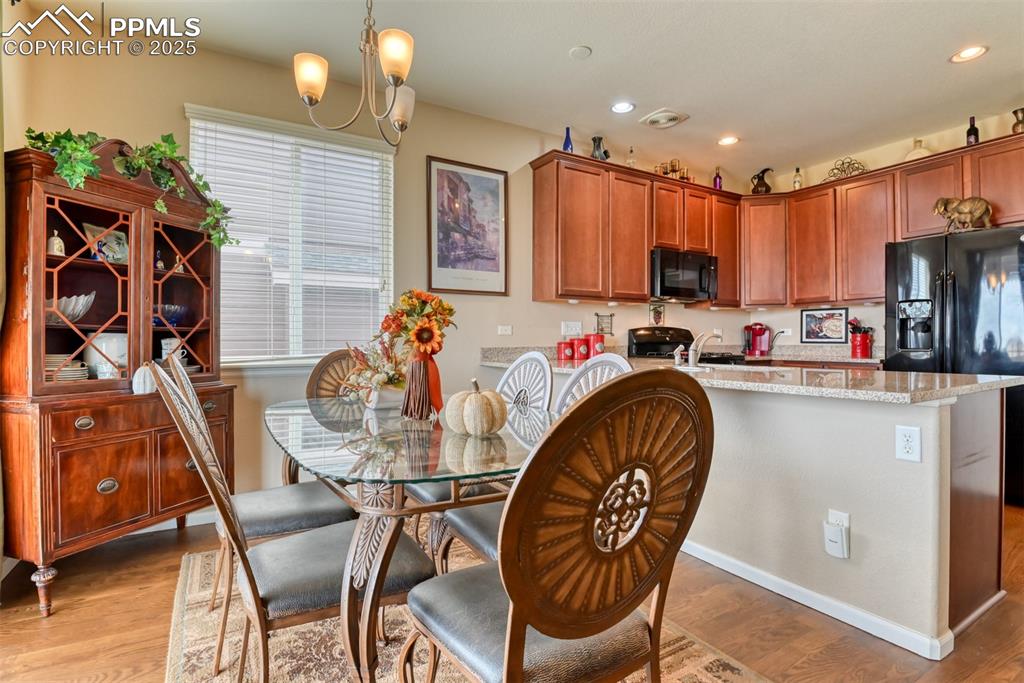 Image 9 of 47: Dining Area