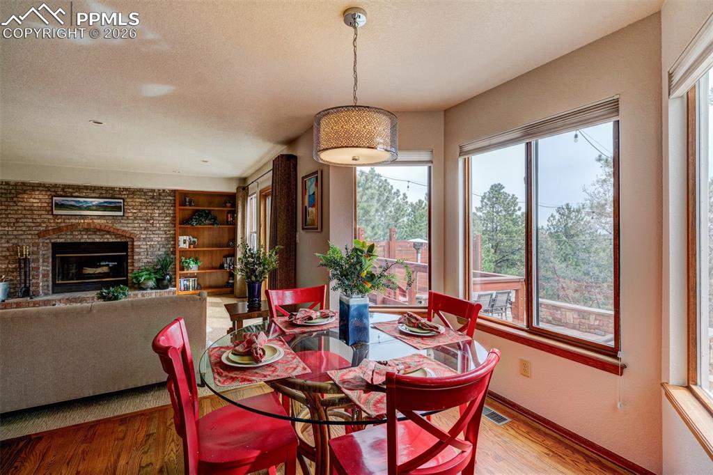 Image 13 of 39: Dining area