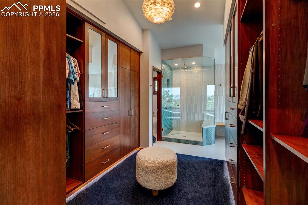 Image 25 of 39: Custom dressing area