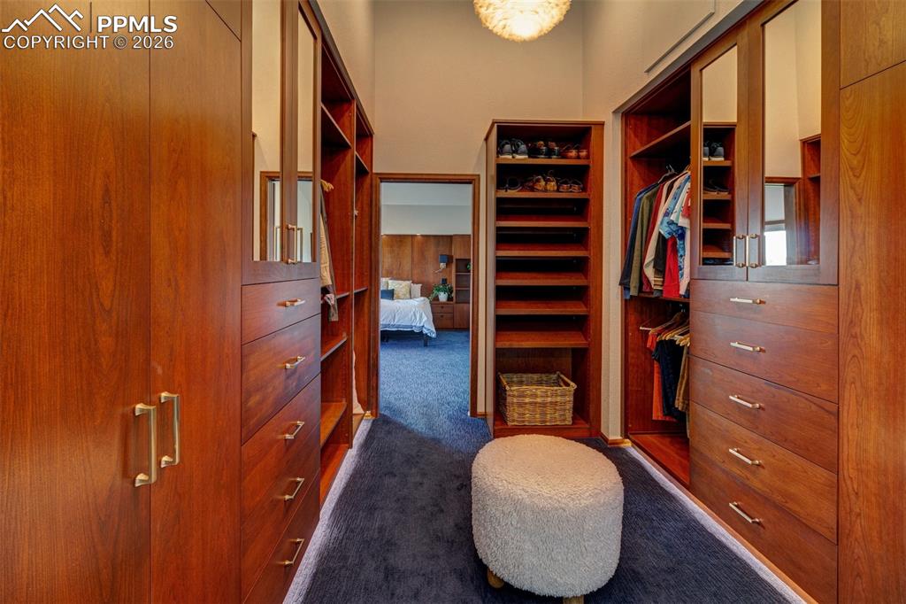 Image 26 of 39: Dressing area